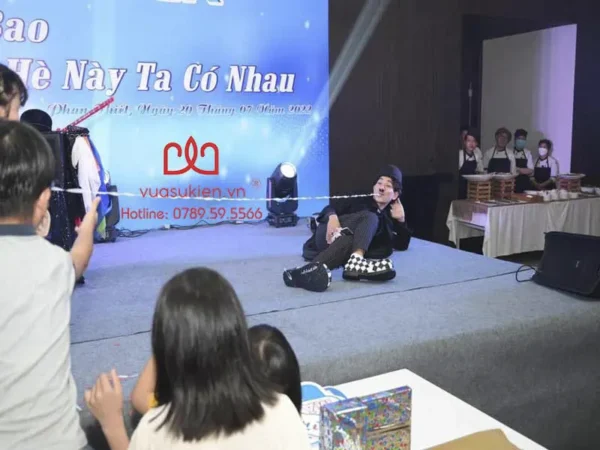Ảo thuật gia hóa trang hề Saclo