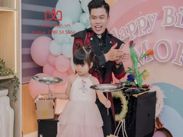 Ảo thuật gia cùng bé làm ảo thuật