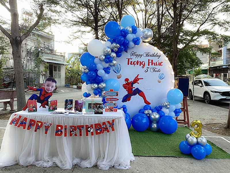 Mẫu trang trí anh hùng tiệc thôi nôi cho bé trai