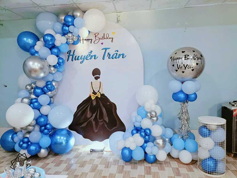Trang trí tiệc sinh nhật lai bóng trắng xanh