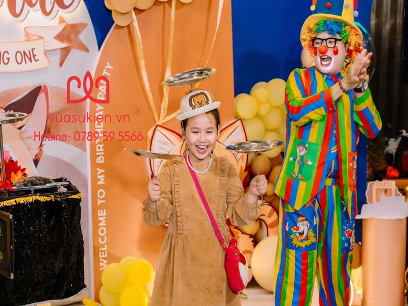 Chú hề MC dẫn trương trình tiệc thôi nôi 