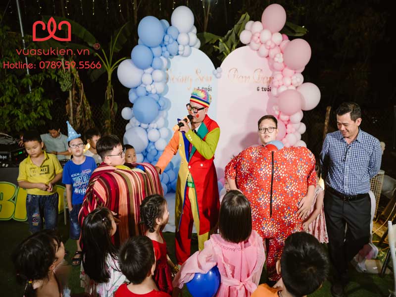 Chú hề dẫn trương trình